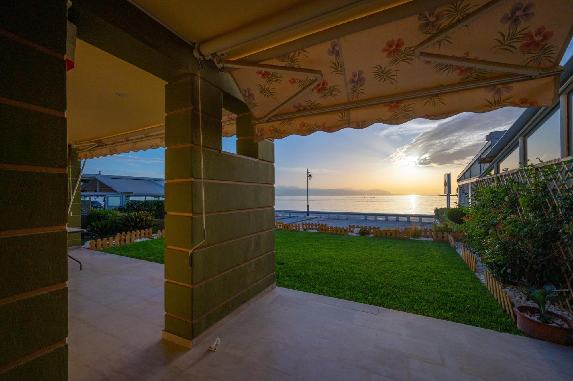 Loutraki Sea Sunset Apartamento Exterior foto